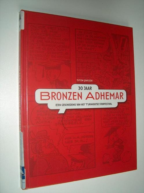 30 Jaar bronzen Adhemar - Stijn Janssen, Boeken, Stripverhalen, Zo goed als nieuw, Eén stripboek, Ophalen of Verzenden