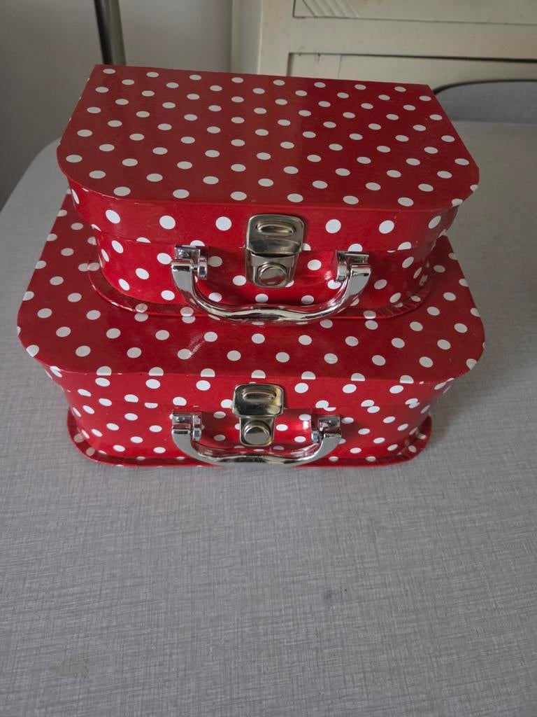 Lot de 2 valises rouges à pois blancs, Bijoux, Sacs & Beauté, Valises, Enlèvement ou Envoi, Comme neuf