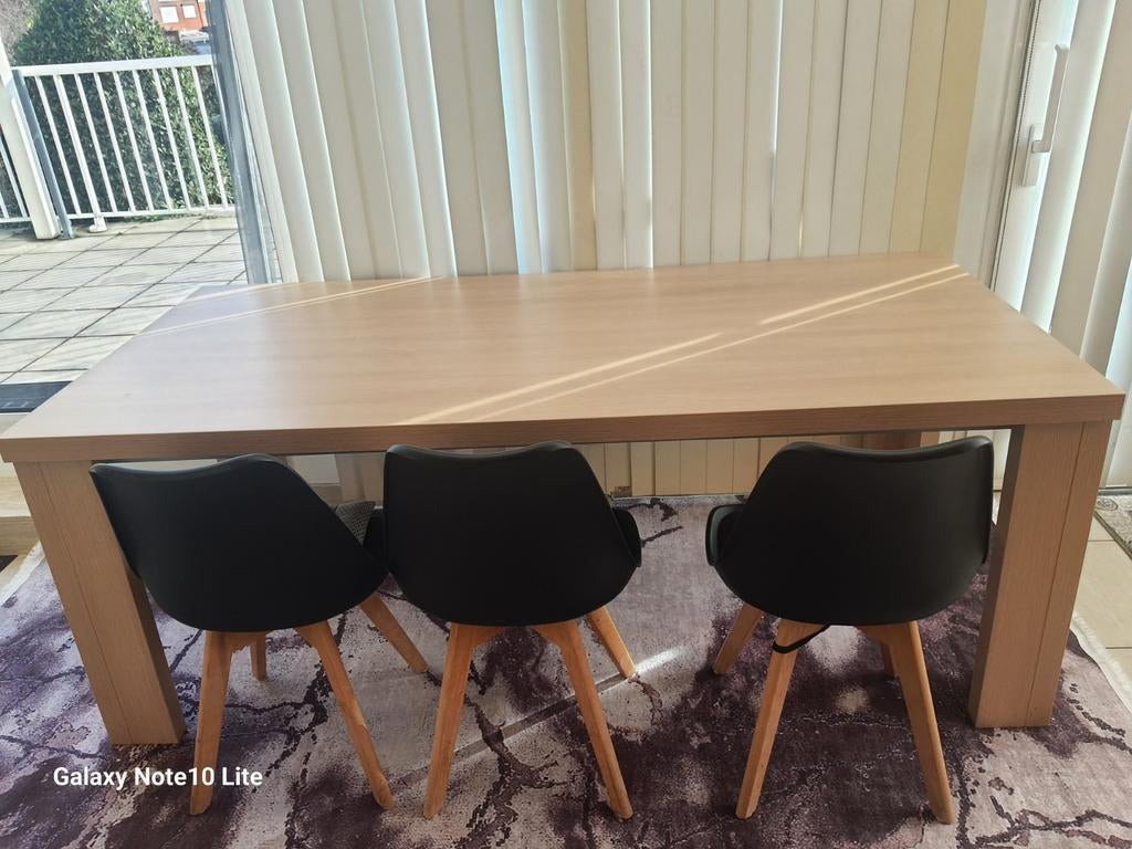 Une table à manger pour 6 ou 8 personnes, très propre et san, Enlèvement