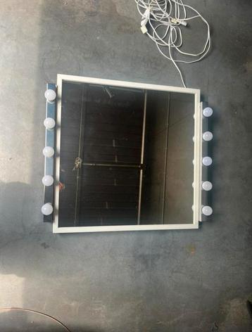 Make up tafel met spiegel en verlichting  beschikbaar voor biedingen