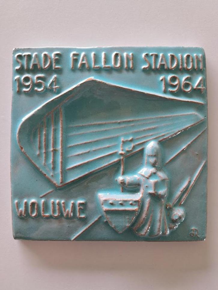 Vintage Siertegel Stade Fallon Stadion Woluwe - Pastel blauw, Antiek en Kunst, Antiek | Keramiek en Aardewerk, Ophalen of Verzenden
