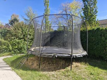 Trampoline in goede staat beschikbaar voor biedingen