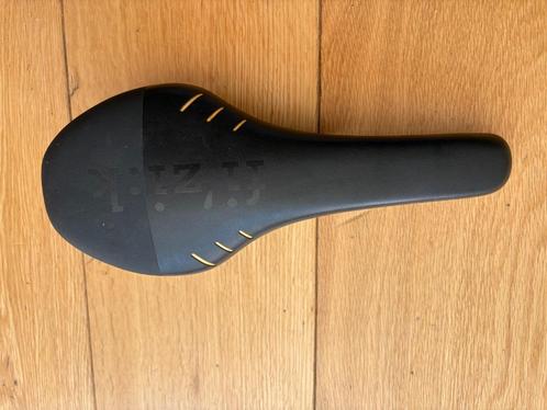 Fizik Tundra fietszadel, Fietsen en Brommers, Fietsaccessoires | Overige Fietsaccessoires, Zo goed als nieuw, Ophalen