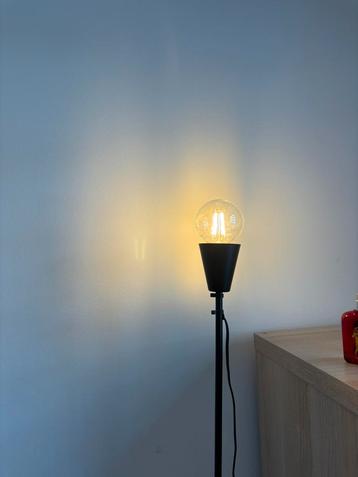 Ikea staanlamp inclusief lamp beschikbaar voor biedingen