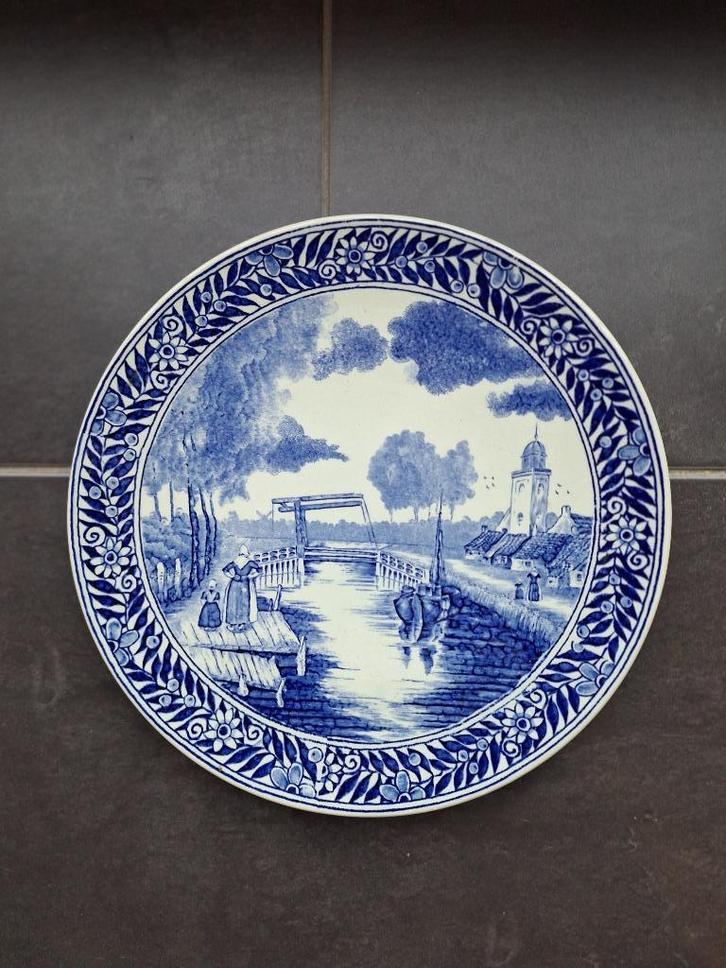 Vintage Blue Delft Plate Boch La Louviere Woman & Girl, Antiek en Kunst, Antiek | Wandborden en Tegels, Ophalen of Verzenden