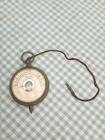 Vintage voltmeter  beschikbaar voor biedingen