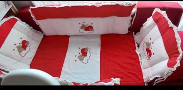 Babybedset + luifel (rood en wit) beschikbaar voor biedingen