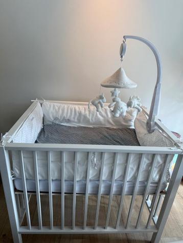 Park Quax met matras, matrasbeschermer, boxkleed en babymobi beschikbaar voor biedingen