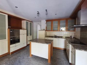 Luxe keuken met granieten werkblad (zonder apparaten) beschikbaar voor biedingen