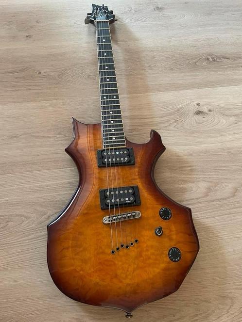 Spear elektrische gitaarset met Roland Cube en accessoires, Muziek en Instrumenten, Snaarinstrumenten | Gitaren | Elektrisch, Gebruikt