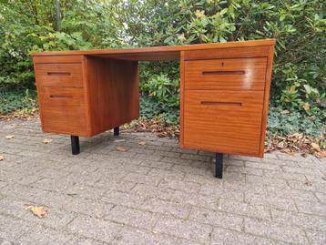 Vintage bureau  beschikbaar voor biedingen