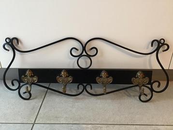 Portemanteaux ancien en fer avec 4 crochets à suspendre beschikbaar voor biedingen