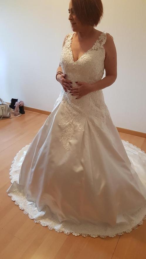 Magnifique robe de mariée comme neuve, Vêtements | Femmes, Vêtements de mariage & Accessoires de mariage, Comme neuf, Accessoires