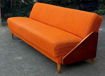 Deense slaapbank uit de jaren 60, getextureerde oranje stof beschikbaar voor biedingen