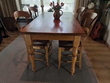 Eettafel met 4 stoelen beschikbaar voor biedingen
