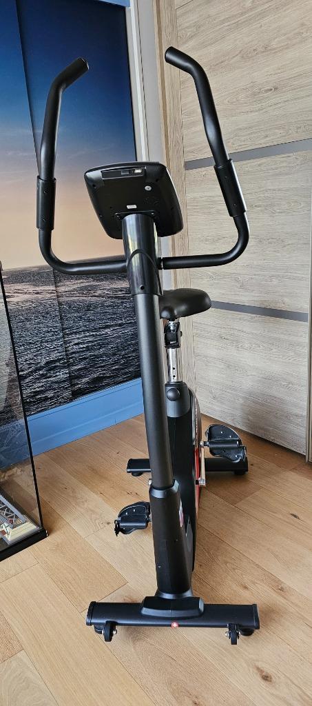 Luxe hometrainer met digitaal scherm, Sport en Fitness, Fitnessapparatuur, Zo goed als nieuw, Hometrainer, Benen, Overige materialen