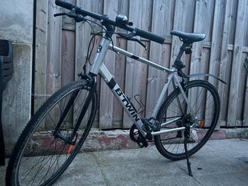 Btwin Triban 100 Fiets 28", Fietsen en Brommers, Ophalen, Zo goed als nieuw