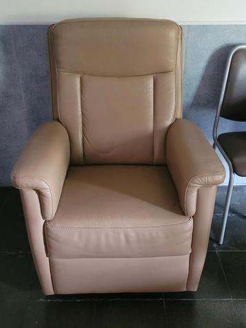 Lederen fauteuil in zeer goede staat beschikbaar voor biedingen