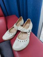 schoenen vrouwen, Ophalen, Schoenen met lage hakken, Beige, Gedragen