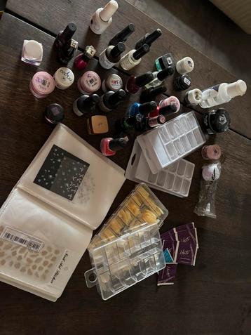 Producten en toebehoren voor gelnagels. beschikbaar voor biedingen