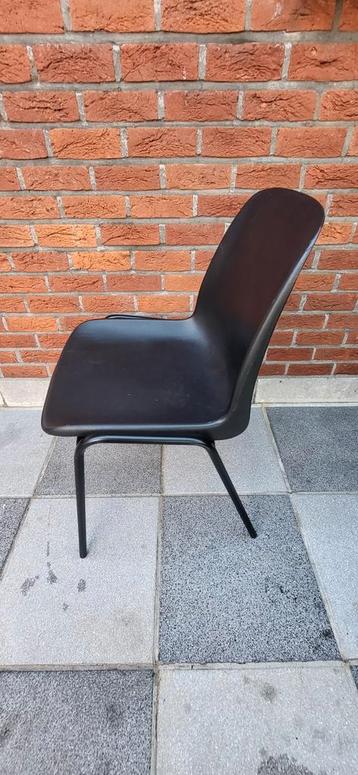 Zwarte stoelen beschikbaar voor biedingen