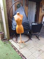 Mannequin vintage avec base en bois., Enlèvement