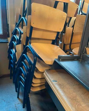 50 vintage houten schoolstoelen in perfecte staat nieuw beschikbaar voor biedingen
