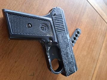 Ancien pistolet en metal jouet, Enlèvement