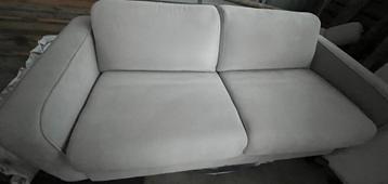Luxe zetelbed met matras beschikbaar voor biedingen