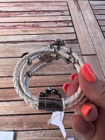Lederen armbanden met strass beschikbaar voor biedingen