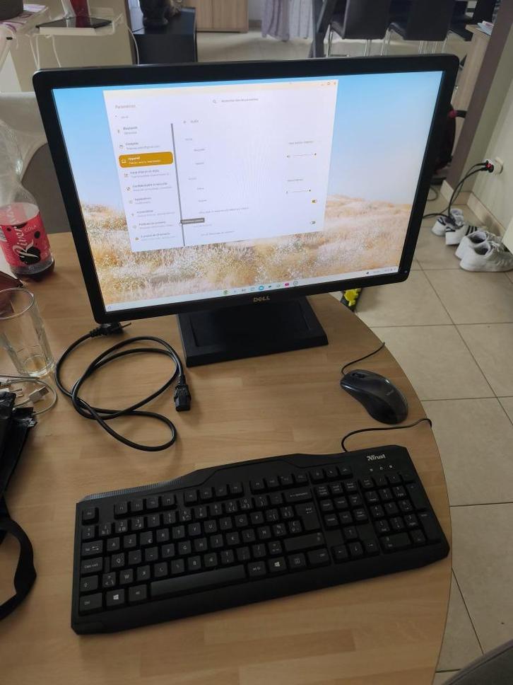 dell desktop te koop, Computers en Software, Desktop Pc's, Gebruikt, Minder dan 2 Ghz, SSD, 4 GB, Met monitor, Ophalen