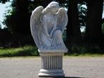 Beeld Engel op Ronde Sokkel - 73 cm - Steen, Tuin en Terras, Ophalen of Verzenden, Nieuw, Steen, Engelenbeeld