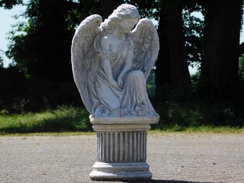 Beeld Engel op Ronde Sokkel - 73 cm - Steen, Tuin en Terras, Tuinbeelden, Nieuw, Engelenbeeld, Steen, Ophalen of Verzenden