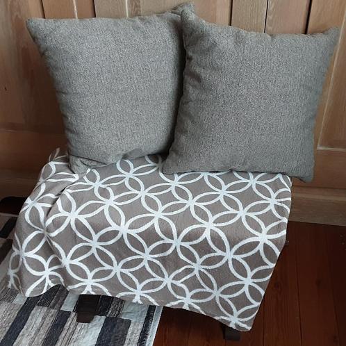 2 hoge kwaliteit dikke sierkussens + mooie fleece plaid, Huis en Inrichting, Woonaccessoires | Kussens, Zo goed als nieuw, Ophalen of Verzenden