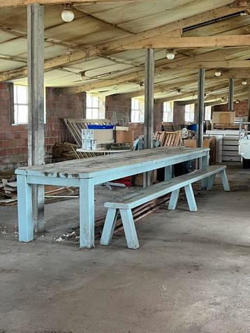 Zeer lange tuintafel met bank (540cm!) beschikbaar voor biedingen