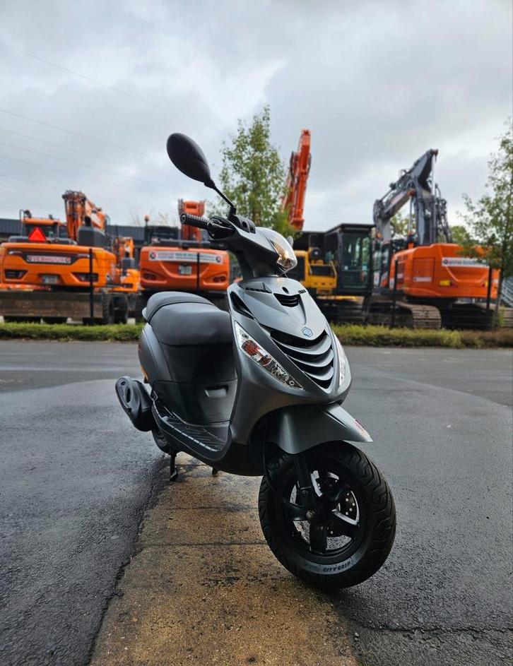 Piaggio Zip Titanium Grey 50cc klasse A 2015 - 10.019 km, Fietsen en Brommers, Scooters | Piaggio, Gebruikt, Zip, Klasse A (25 km/u)