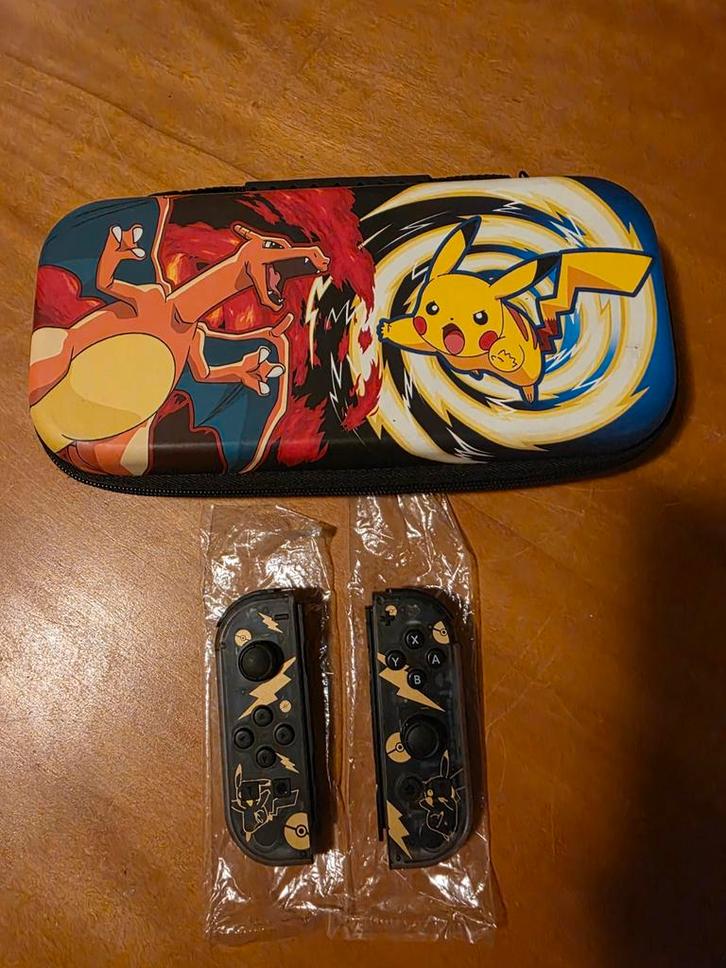 Nintendo switch pokemon controllers en opbergtas, Games en Spelcomputers, Spelcomputers | Nintendo Switch, Zo goed als nieuw, Met 1 controller