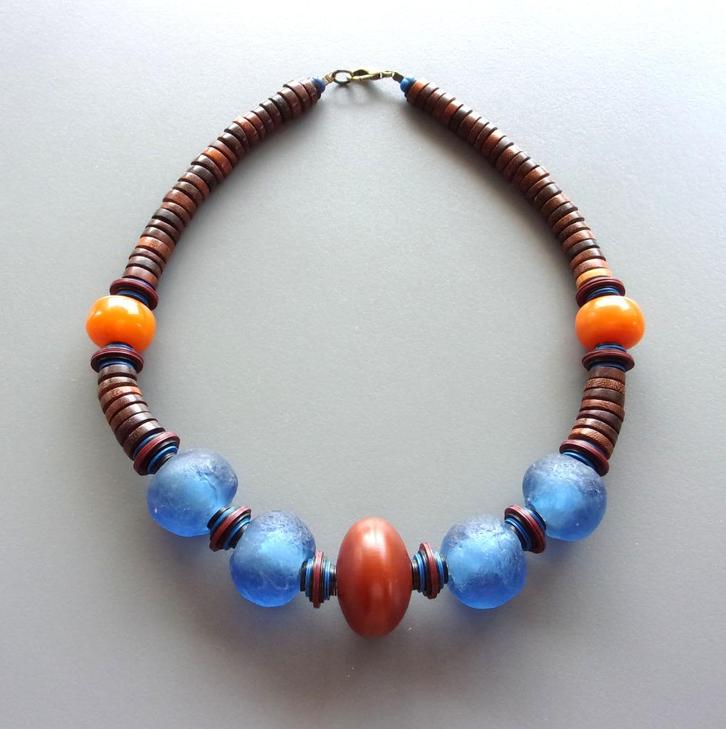 Afrikaanse ketting in glas uit Ghana, hars en exotisch hout, Handtassen en Accessoires, Kettingen, Nieuw, Overige materialen, Blauw