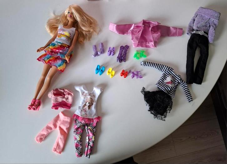 Barbiepop en verschillende outfits, Kinderen en Baby's, Speelgoed | Poppen, Gebruikt, Ophalen