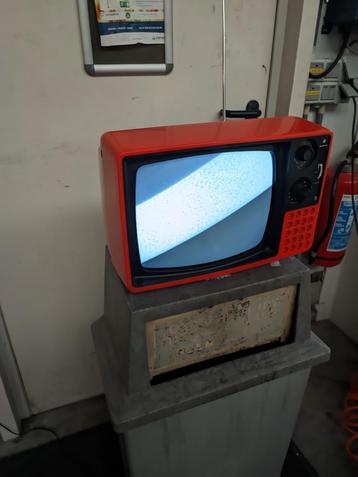 TV mini SANYO jaren '70 oranje RETRO beschikbaar voor biedingen