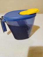 tupperware blauwe microgolf schenkkan met deksel, Huis en Inrichting, Keuken | Tupperware, Ophalen of Verzenden, Zo goed als nieuw