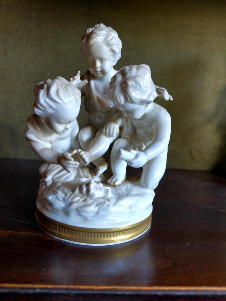 Antiek Duits porseleinen beeldje met drie putti – gemerkt ca, Antiek en Kunst, Antiek | Keramiek en Aardewerk, Ophalen