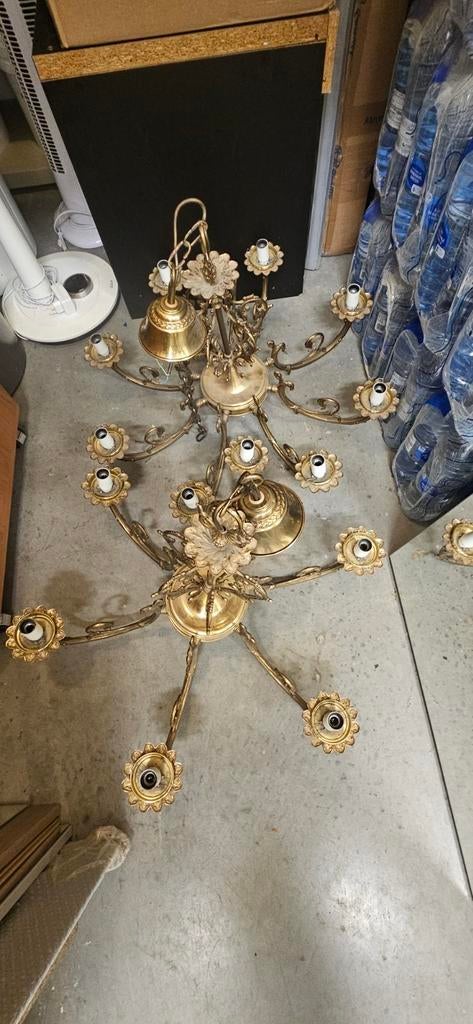 2 koperen kroonlusters met glazen, Ophalen