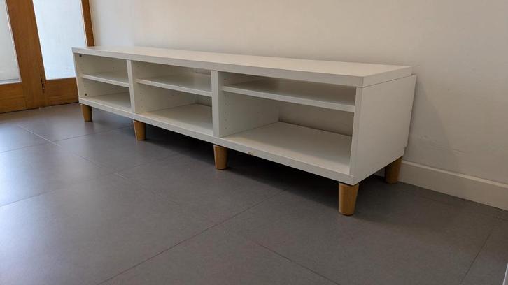 Wit tv-meubel op pootjes IKEA Besta / Brynilen, Huis en Inrichting, Kasten |Televisiemeubels, Ophalen