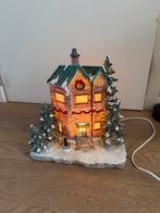 Verlicht kersthuisje LED met sneeuw & bomen, Ophalen, Zo goed als nieuw