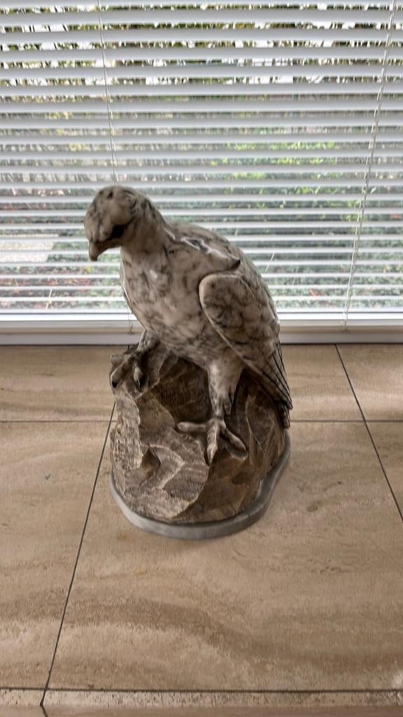 Arend in marmer op sokkel, Ophalen, Nieuw, Dier