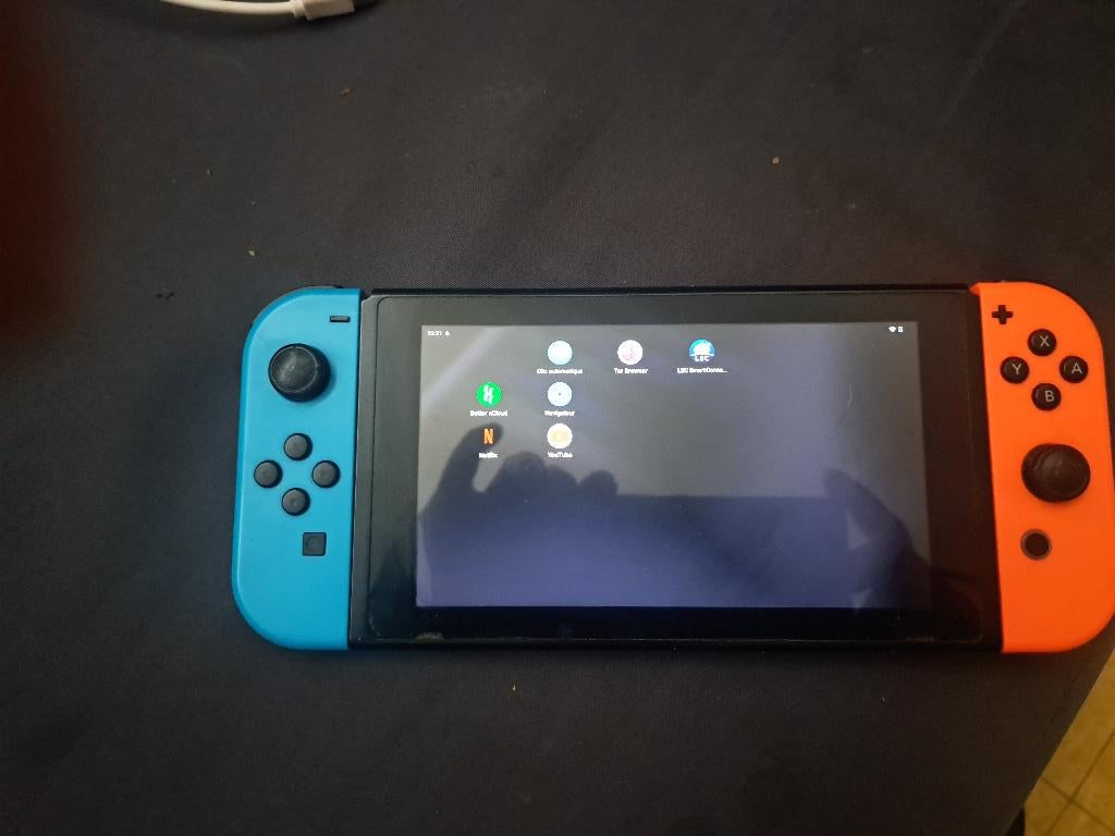 Switch v2 pucer, Games en Spelcomputers, Spelcomputers | Nintendo Switch, Zo goed als nieuw, Switch Original, Met harde schijf