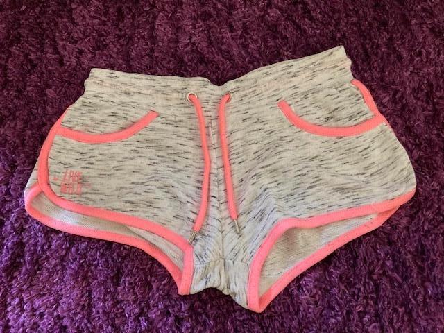 Lichtgrijze fitness short met fluoroze accenten Medium, Kleding | Dames, Sportkleding, Zo goed als nieuw, Fitness of Aerobics