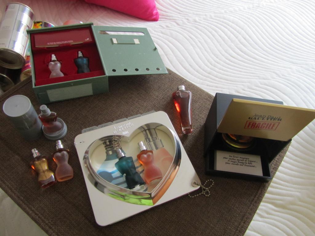 GAULTIER Jean-Paul Lot de 9 miniatures diverses neuves, Collections, Envoi