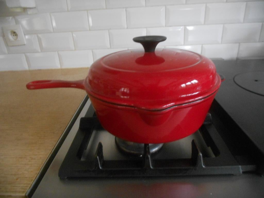Le creuset Poêlon avec couvercle - cocotte en fonte. D, Maison & Meubles, Cuisine | Casseroles & Poêles, Fonte, Enlèvement ou Envoi